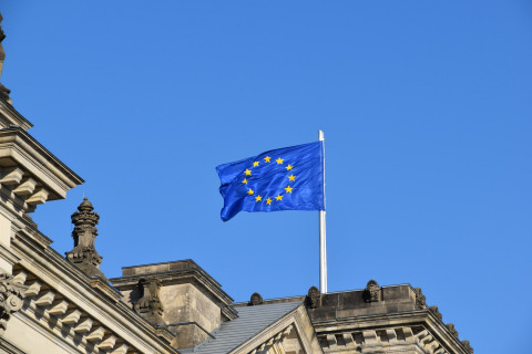 Edificio con bandera UE
